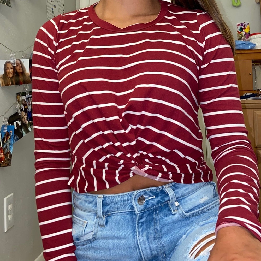Twist hem long-sleeve crop top